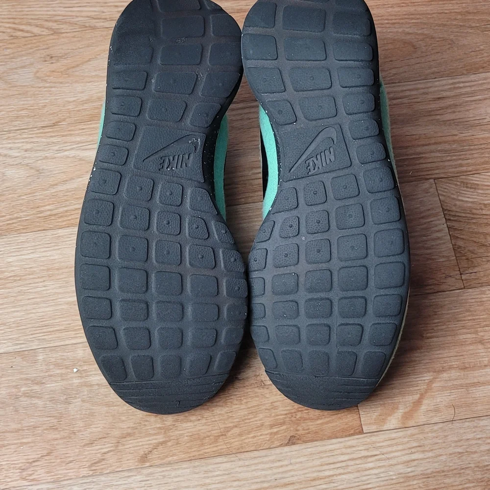 Womens Nike Roshe Size 5.5 Green - Black